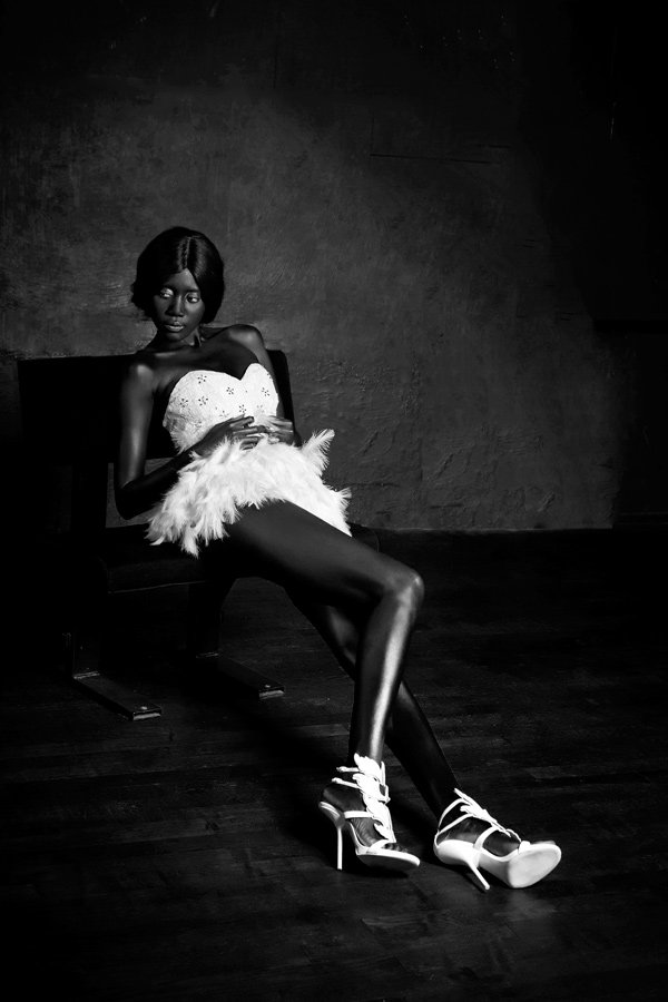 Serie Black Swan en noir et blanc par Jean Christophe Lagarde Photographe Paris Mannequin femme, seance photo, photo mode, photo lingerie, photo nu